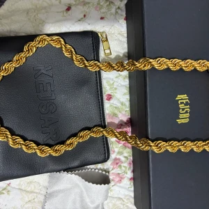 Cordell 18k guldpläterad både armband och halsband  - Halsband 60cm och 10MM med diamant kistlås                  Knappt använda så väldigt bra skick köpta från kejsar kvitto finns. 