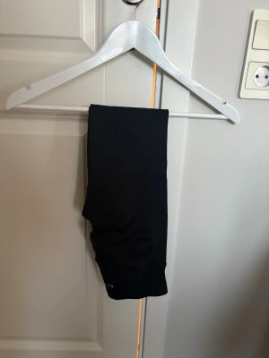 Relode Aura Tights  - Svarta Relode tights i Aura kollektionen. Längden är regular. Använda tre gånger. 