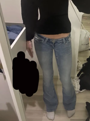 Ljusblå bootcut jeans med rosa broderade fickor - Säljer ett par ljusblå bootcut jeans med låg midja och snygga broderade detaljer på bakfickorna från gina tricot 14+ Storlek XS. Som nya och passar bra i längden på mig som är 172🩷
