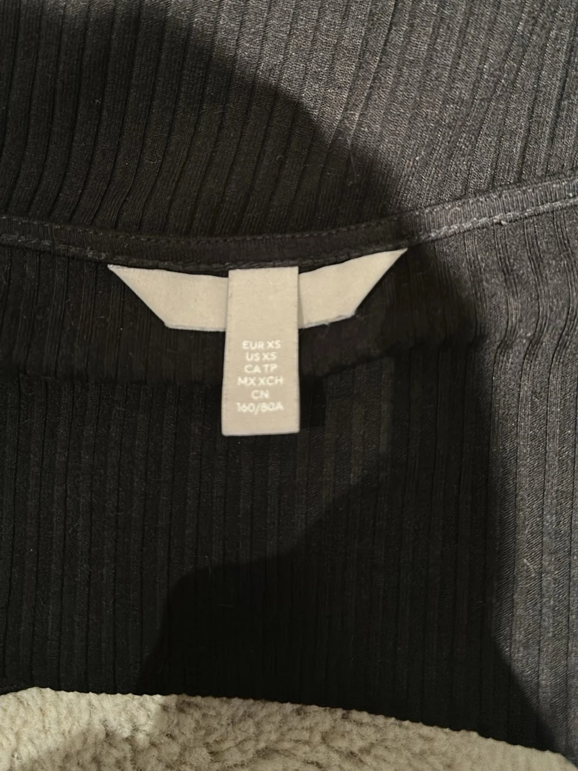 Svart ribbad topp från H&M - 3