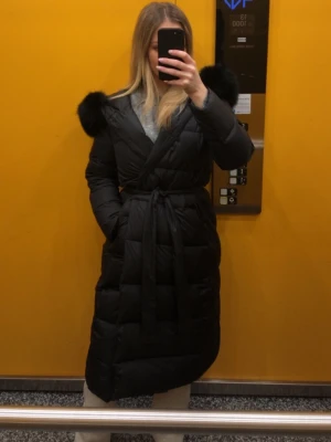 Vinterjacka Lilly jacket från fur Stockholm  - Säljer mina nya Lilly jacket köpt ifrån fur Stockholm för mindre än en månad sedan. Jackan är i storlek S men passar även XS. Köpt för 2799 men säljer för 2000. Använd ca 3 gånger.