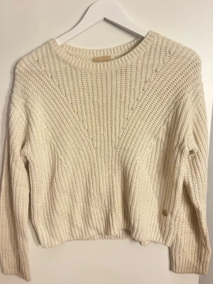 Beige stickad tröja  - Säljer denna beiga stickade tröjan i väldigt bra skick, ändast använd några gånger