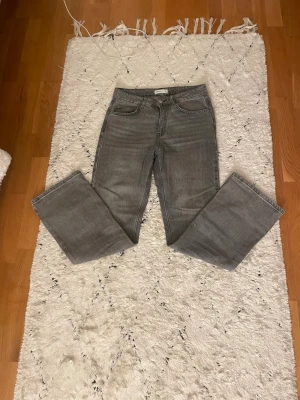 Gråa bootcut jeans från Gina tricot  - Säljer ett par gråa jeans från Gina i storlek 36. Använda rätt mycket men är i mycket bra skick!