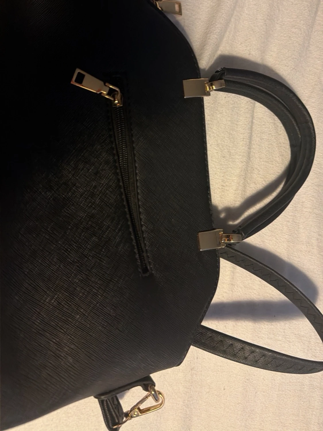 Svart axelväska med gulddetaljer - 1