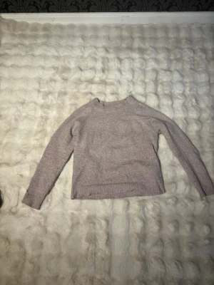 Stickad tröja  - Säljer en stickad tröja från Vera Moda i storlek S, den är använd lite nopprig men okej skick 🥰nypris 299kr 
