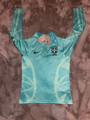 Brasil tröja  - Ny Brasil tröja med tag och påse . Byxor finns men de blir 200 plus 