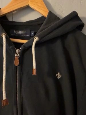 Mörkblå tröja från Morris  - Mörkblå tröja från Morris, något urtvättad, passar M.