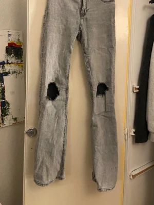 Jeans - Ett par gråa jeans men egna klippta hål vid knäna. Mid-waist men blir aoutonatiskt low-waist. Sköna och luftiga, perfekt för våren och sommaren.