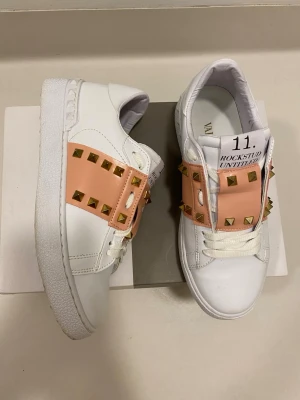 Rosa Valentino open skor 37 - Rosa Valentino open skor med guldiga nitar //  Storlek 37 //  Nästan i ny skick endast använda ett fåtal gånger //  Endast skor ingår //  Skriv vid minsta fråga eller fundering🤝