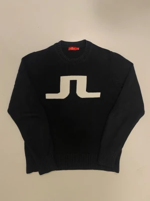 Svart j Lindeberg tröja M - Svart stickad J.Lindeberg tröja //  Storlek M //  Mycket bra skick //  Skriv vid minsta fråga eller fundering🤝