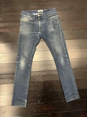 Acne Studios blå skinny jeans - säljer dessa unika och sällsynta acne studio snake razor blue i storleken 31/32. dessa är unika för att som har en seamless design.😁