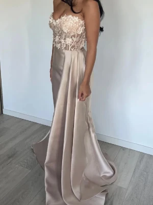 Balklännning - Så snygg klänning till bröllop som aldrig är använd med prislapp på! Klänningen har även en slits. Storlek 38 men jag har sytt in den hos skräddare till en 36. Kan fraktas men även hämtas i Örebro. Nypris 4800. Mitt pris 3500. Kan diskuteras vid snabb affär