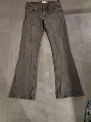 Bootcut jeans från 157, svart, S short - Säljer ett par svarta bootcut jeans från 157 i storlek S short. Jeansen har klassisk femficksdesign, normal passform över låren och utsvängda ben. Materialet är jeans och färgen är mörk, vilket gör dem enkla att matcha med olika stilar. Jag kan skicka mer bilder om man vill ha de