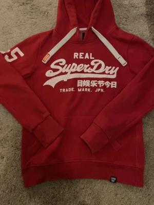 Röd superdry tröja - Bra skick str xs skulle jag säga