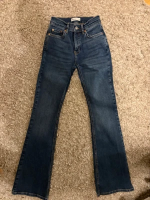 Blå bootcut jeans från Gina Tricot - Nästan aldrig använda och har låg/medel hög midja. Tyvörr försmå för mig sp kan inte ta bild med dom på❣️ skriv innan köp