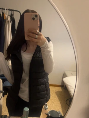 Svart väst från only - Ny pris 476. Fin väst med luva från only i ny skick❣️
