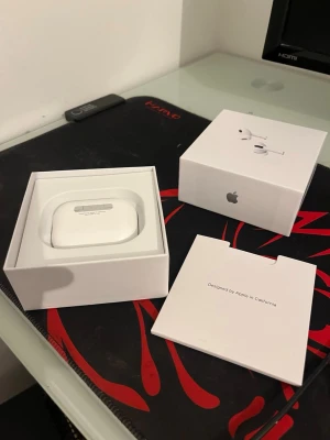 AirPods Pro (2nd generation) - Säljer ett par Apple AirPods Pro (2nd generation) i mycket fint skick, komplett med originalförpackning och tillbehör. Aktiv brusreducering, trådlös laddning och hög ljudkvalitet. Perfekt för både iPhone och andra Apple-enheter. Inga synliga skador eller slitage.