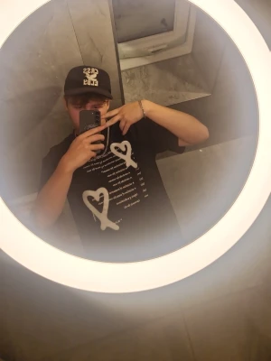 Maison Margiella T-shirt - Svart t-shirt Maison Margiella Size L som ny. Förpackning till tröjan finns kvar kvitto osv.