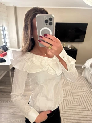 Vit volangblus one sholder - Jättefin vit volangblus som är onesholder, jättefin💖