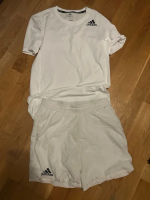 Adidas set - Perfekt för dig som tränar mycket!!