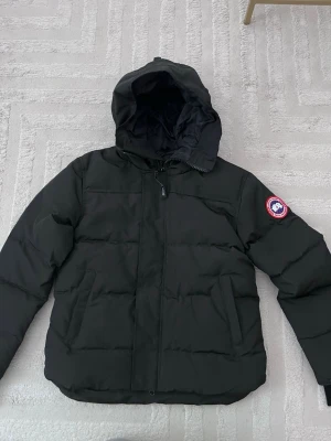 Canada goose jacka - Vädligt snygg canada goose jacka, den är varm och perfekt för vintern. 