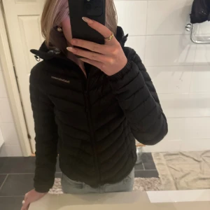 Svart pufferjacka Peak Performance S - Säljer en svart pufferjacka från Peak Performance i storlek S. Jackan har huva, dragkedja framtill och diskret logga på bröstet och ärmen. Perfekt för kyliga dagar ,