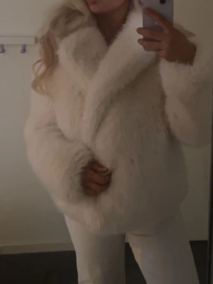 Vit fluffig pälsjacka - Från Zara använd 5 gånger 