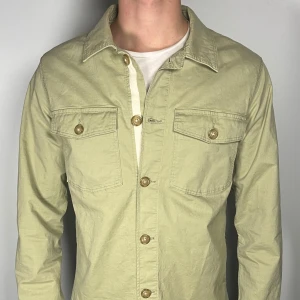 Overshirt  - Säljer en riktigt snygg och stilren overshirt i fint skick, storlek M men sitter som S, vid frågor är det bara att skriva