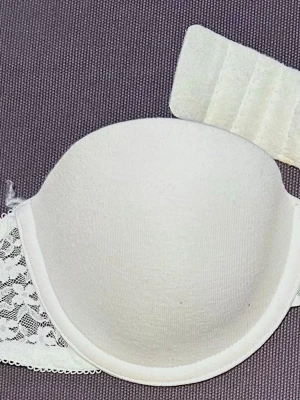 Vit spets-bh från H&M - Säljer en vit bh från H&M med vadderade kupor och fina spetsdetaljer på sidorna. Bh:n har en enkel och stilren look med mjuk känsla och justerbara band. Perfekt för dig som gillar en klassisk och feminin stil.