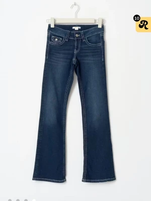 Mörkblå bootcut jeans med kontrastsömmar - Snygga mörkblå jeans med bootcut passform och tydliga vita kontrastsömmar, säljer dessa då dom också är för stora för mig, storlek 170 i barn storlek men skulle passa S, använda 1 gång max
