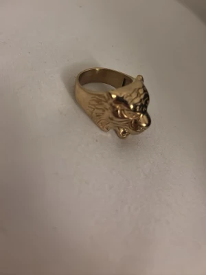 Guld tiger ring 18karat guld. Pris kan sänkas  - 18 karat guld ring, försöker sälja snabbt jätte fint att ha på sig den, säljer den billigt för behöver pengar akut. Pris kan sänkas 