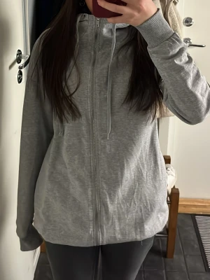 Gina Tricot  - Lång hoodie från gina tricot, storlek S