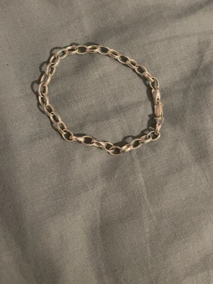 Silver armband - Silver armband från guldfynd lite slitigt men basic och passar för alla tillfällen kan även hänga på berlocker 