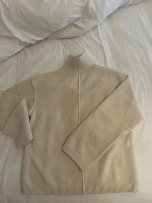 Beige stickad polotröja - Säljer min nya stickade tröja med prislapp kvar tröjan är från hm 
