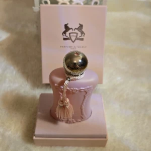 Parfums de Marly Delina parfym - 75 ml full oanvänd. En av de bästa parfymer som tjejer kan ha 💞