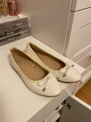 Vita ballerinaskor - Jättefina ballerinaskor jag köpte in på vinted & var tänkta att användas på studenten. De var missinfo i bion & visade sig att de var 37:or & inte 36:or så de passar tyvärr inte därav säljs dem. Finns små fläckar, inte jättetydliga enl mig men de finns där, kanske går att tvätta bort ? Utöver det verkar de vara i bra skick & känns sköna. Pris är diskuterbart, jag betalade 100kr  för dem. 