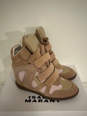 Isabel marant skor - Ett par lite mer unika Isabel marant skor i storlek 38. Perfekta nu för kallare väder och allmänt fräscha skor. Skriv vid minsta intresse!😊