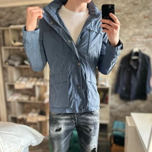 Hackett London Field jacket  - Mycket bra skick, inga defekter! Storlek M sitter som M  och passar dig som är mellan 175-185cm ungefär. Nypris ca 2000kr. Modellen är 185 cm, 75kg. Passar bra nu till våren! Skriv för mer information!
