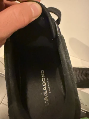 Svarta Vagabond sneakers i mocka - Säljer ett par svarta sneakers från Vagabond med ovandel i mocka och klassisk snörning. Skorna har en chunky vit sula som ger en modern look. Perfekta för dig som gillar stilrena och tidlösa sneakers, Använd få tal gånger måste bara rengöras lite så är de i alldeles utmärkt skick 