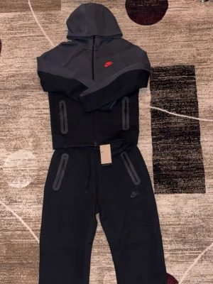 Nike Tech tracksuit - Tröjan har använts max 2 gånger. Byxan har inte alls, etikett finns kvar. Byxan är storlek L medans koftan är storlek M