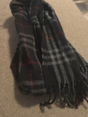 Burberry halsduk - Riktigt skön burberry halsduk i 100% kashmir. Perfekt nu när d är kallt ute osv. Pris går självklart att diskutera 