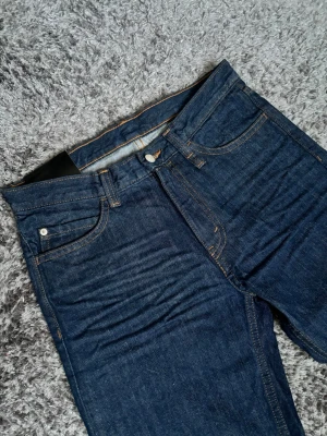 Cheap Monday straight jeans - Sjukt snygg färg i slutsåld storlek. Helt nya aldrig använda. Säljer pga att de är för stora. Storlek 29/30. Men passar längre ben eftersom att modellen på jeansen viker ihop sig vid benets slut.