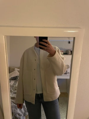 Vita jacka - Säljer denna vita fina jackan från vila 🌸 Använd ett fåtal gånger och är därav i fint skick. Storlek 36, nypris 999.