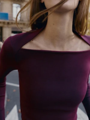 Långärmad tröja  - Säljer för att den endast har kommit till användning en gång. Första bilden är från Zaras hemsida, man kan även dra ner den för att få den att sitta som en axellös tröja (se sista bilden).                                        Nypris 199kr