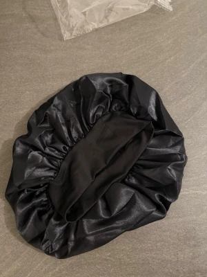 Svart  hårbonnet - Snygg svart hårbonnet . Perfekt för att skydda håret under natten och minska friss. 