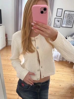 Stickad kofta - Fin vit kofta från Kappahl i storlek xs💕 superfint skick, förutom en pytteliten fläck på ena ärmen💕