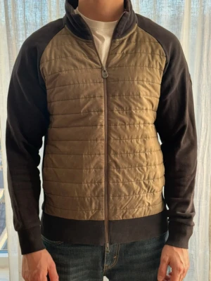 Colmar cardigan  - Säljer nu denna feta Colmar cardiganen! Storlek M men kan passa S beror på vikt och längd. Tveka ej på att ställa frågor eller liknande! Går ner i pris vid snabb affär 