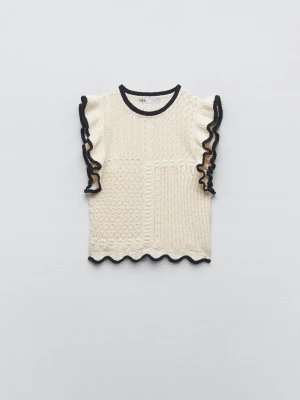 Stickad volang topp från Zara - Supersöt stickad topp från zara💓modellen e lite kortare i längden men inte så mycket att man tänker på det! Använd ett fåtal gånger men i väldigt fint skick🩷skriv om ni har frågor eller vill ha fler bilder💝