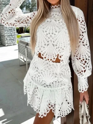 Vit spets set med volangdetaljer - Söker detta set från Maje eller något annat märke💕💕Storlek M/L