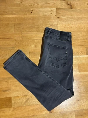 Replay Anbass jeans - Ett par Riktigt snygga Replay jeans i mörkgrå färg. Byxorna är i näst intill nytt skick!🙌  Modell: Anbass!  Size: W33 L32 . 🔹 Hör av dig vid frågor eller funderingar🙌
